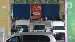 Sejumlah orang duduk di tangga pintu masuk Pasar Tanah Abang, Jakarta, Senin (6/4/2020). Pemerintah Provinsi DKI Jakarta memperpanjang penutupan sementara Pasar Tanah Abang hingga 19 April 2020 sebagai bentuk pencegahan penyebaran virus corona COVID-19. (Liputan6.com/Herman Zakharia)