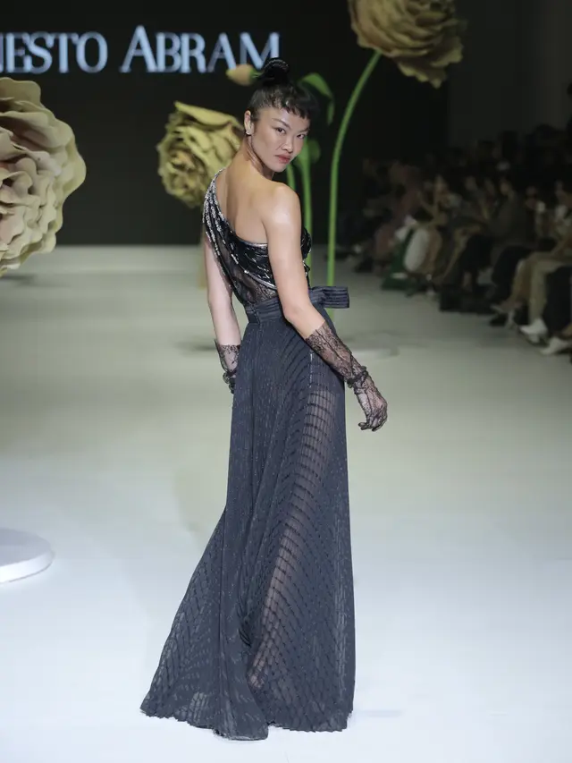 JFW 2024 Ditutup dengan Koleksi Busana Anggun dalam Dua Nuansa Berbeda oleh Ivan Gunawan dan Ernesto Abram