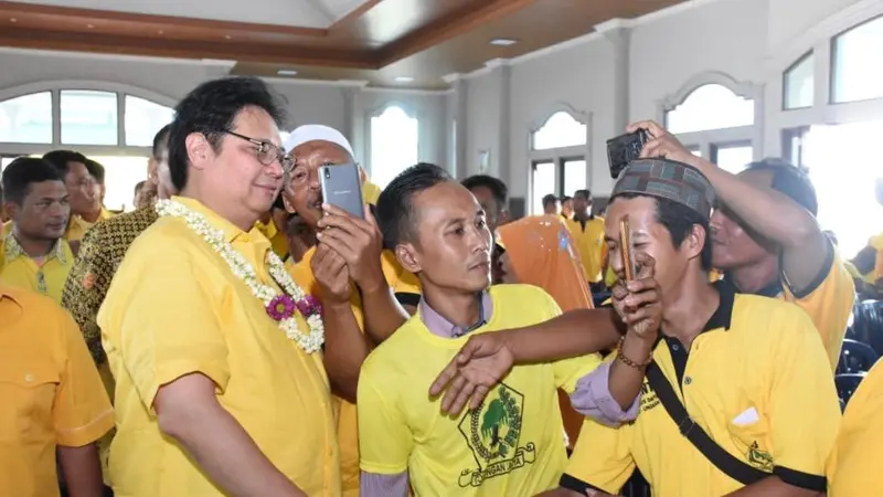 Ketua Umum Airlangga Hartarto saat bertemu kader-kadernya di Demak, Jawa Timur. (Istimewa)