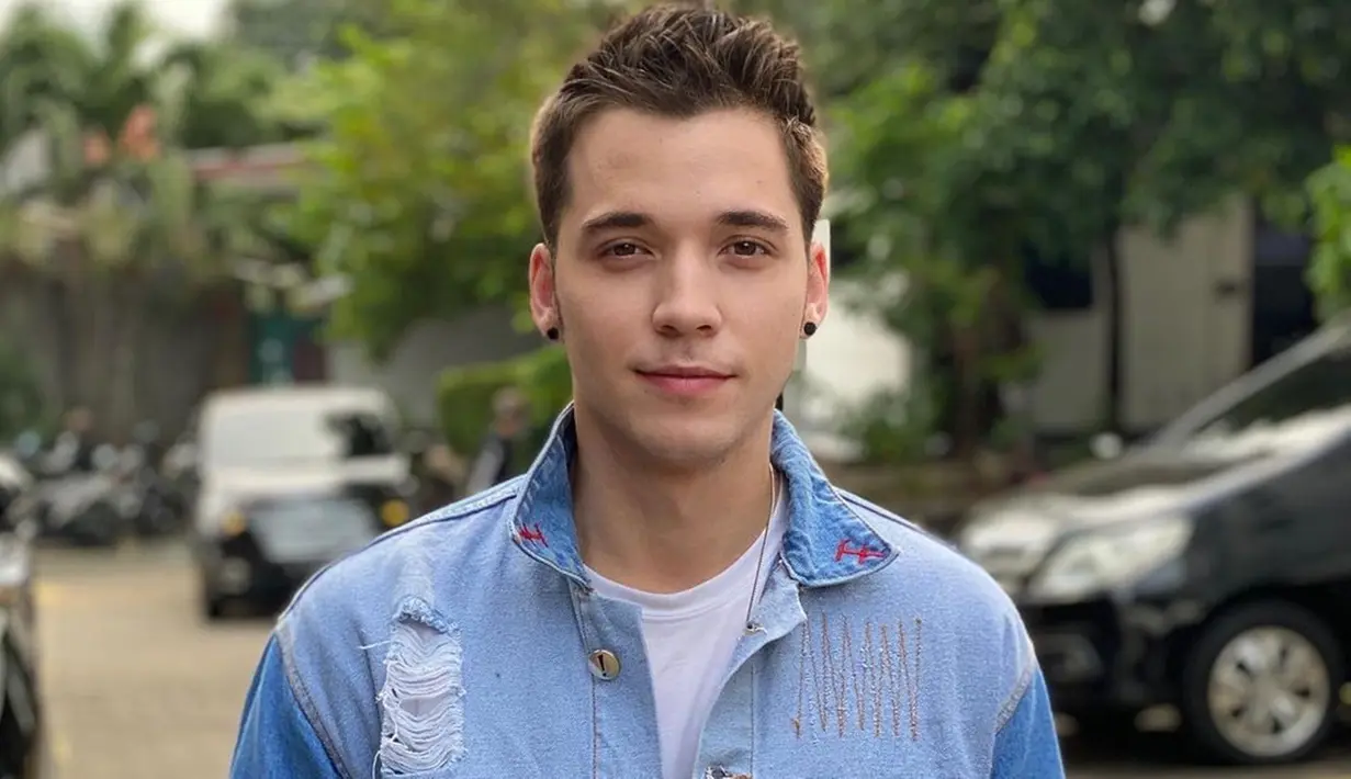 Suami Celine Evangelista ini memang punya gaya penampilan cool. Ia tampak semakin swag dan keren saat pakai jaket denim. Tak sedikit orang yang memuji Stefan William tampil trendi dengan jaket denim. (Liputan6.com/IG/@stefannwilliam)