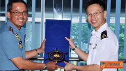 Citizen6, Surabaya: Kunjungan pertama datang dari Royal Singapore Navy di pimpin langsung Panglima Armada Singapura (Fleet Comander RSN) Rear Admiral Lai Chung Han di dampingai 4 delegasi LCT. (Pengirim: Penkobangdikal)