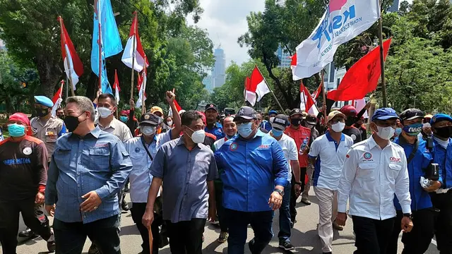 Ribuan buruh yang tergabung dalam KSPSI dan KSPI melakukan aksi demonstrasi di Jakarta, Rabu (8/12).