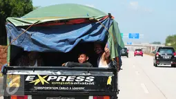 Beragam kendaraan digunakan pemudik untuk berlebaran di kampung halaman. Beberapa pemudik menggunakan mobil bak terbuka di jalan tol Pejagan-Pemalang, Jawa Tengah, Kamis (16/7/2015). (Liputan6.com/Herman Zakharia)