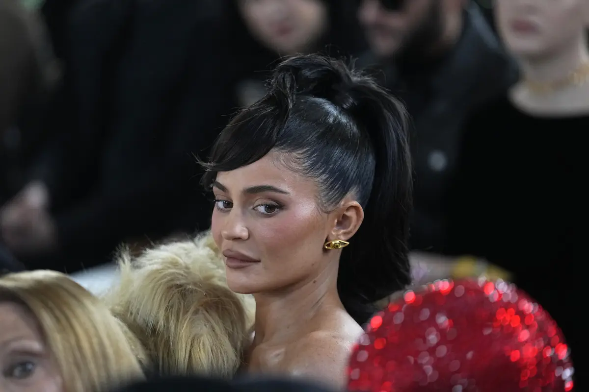 Pakai Gaun Berkepala Singa, Kylie Jenner Curi Perhatian di Paris Fashion Week