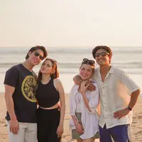 Liburan ke Bali, Syifa dan El terlihat kompak kenakan baju serba hitam. Syifa dengan crop tank top dan loose pants-nya, sementara El dengan kaus hitam dan shorts putihnya.  [@elelrumi/@syifahadju].