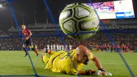 Kiper AC Milan, Pepe Reina melihat bola yang dilesakkan oleh gelandang Manchester United Ander Herrera saat adu penalti dalam International Champions Cup (ICC) 2018 di Carson, California, Amerika Serikat, Rabu (25/7). (AP Photo/Mark J. Terrill)