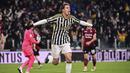 Selebrasi striker Juventus, Kenan Yildiz setelah mencetak gol kelima timnya ke gawang Salernitana pada laga babak 16 besar Coppa Italia 2023/2024 di Juventus Stadium, Turin, Jumat (5/1/2024) dini hari WIB. (dpa via AP Photo/Marco Alpozzi)