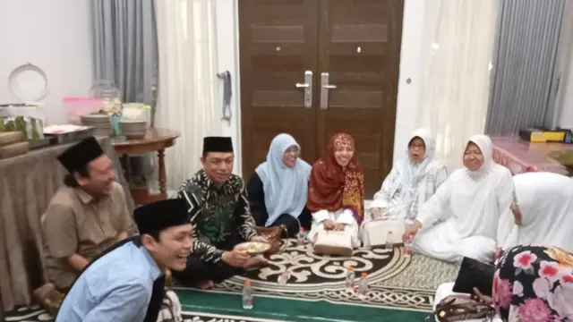 Gus Iqdam bercengkerama dengan Tri Rismaharini (Risma) beserta rombongan. (Foto: Istimewa)