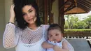 Kylie Jenner dan Stormi dalam balutan warna senada saat liburan keluarga. (instagram/kyliejenner)