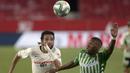 Penyerang Sevilla, Youssef En-Nesyri, berebut bola dengan bek Real Betis, Emerson Aparecido, pada laga lanjutan La Liga di Estadio Ramon Sanchez Pizjuan, Jumat (12/6/2020) dini hari WIB. Sevilla menang 2-0 atas Real Betis. (AFP/Cristina Quicler)