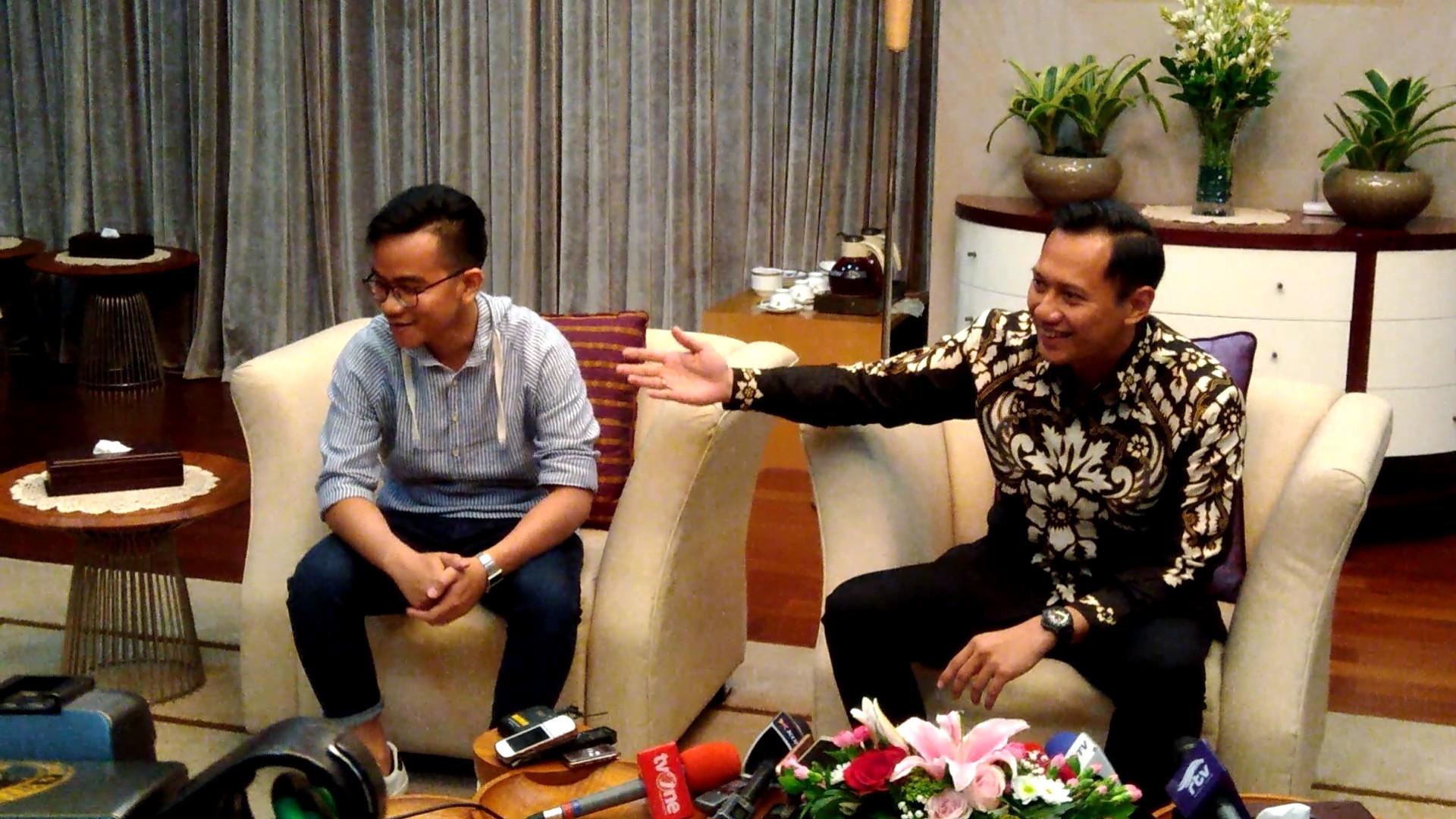 Keakraban Agus Yudhoyono dan Gibran Jokowi usai makan bersama. (Liputan6.com/Ahmad Romadoni)