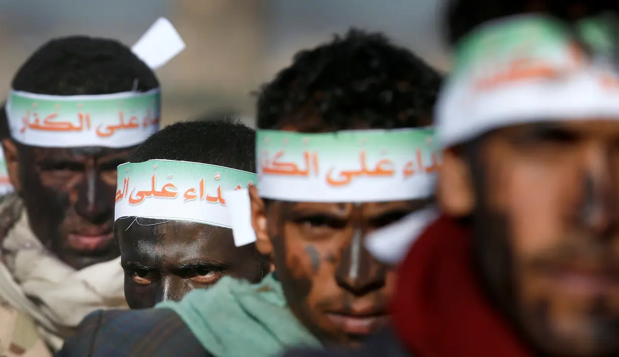 Perekrutan anggota baru pejuang Houthi untuk melawan pasukan pemerintah Yaman di Sanaa, Selasa (3/1). (REUTERS / Khaled Abdullah)