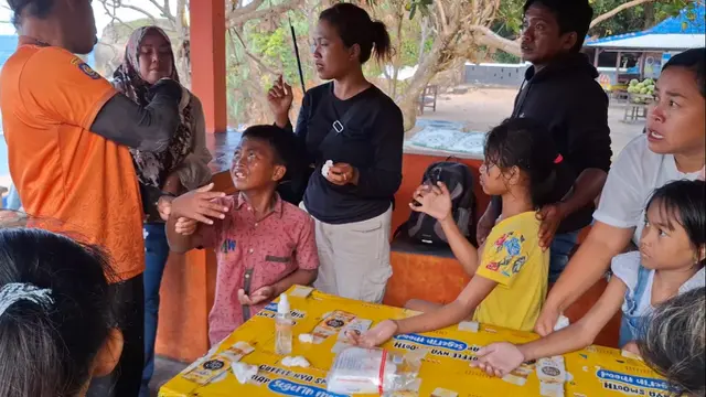 Anak-Anak Tersengat Ubur-Ubur Biru