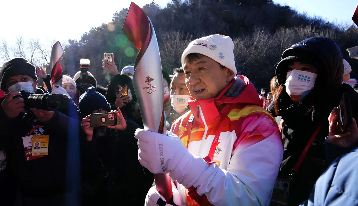 Selebriti Hong Kong, Jackie Chan memegang obor Olimpiade Musim Dingin 2022 setelah mengambil bagian dalam estafet obor di Tembok Besar Badaling di pinggiran Beijing, Cina, Kamis, 3 Februari 2022. (AP/Ng Han Guan)