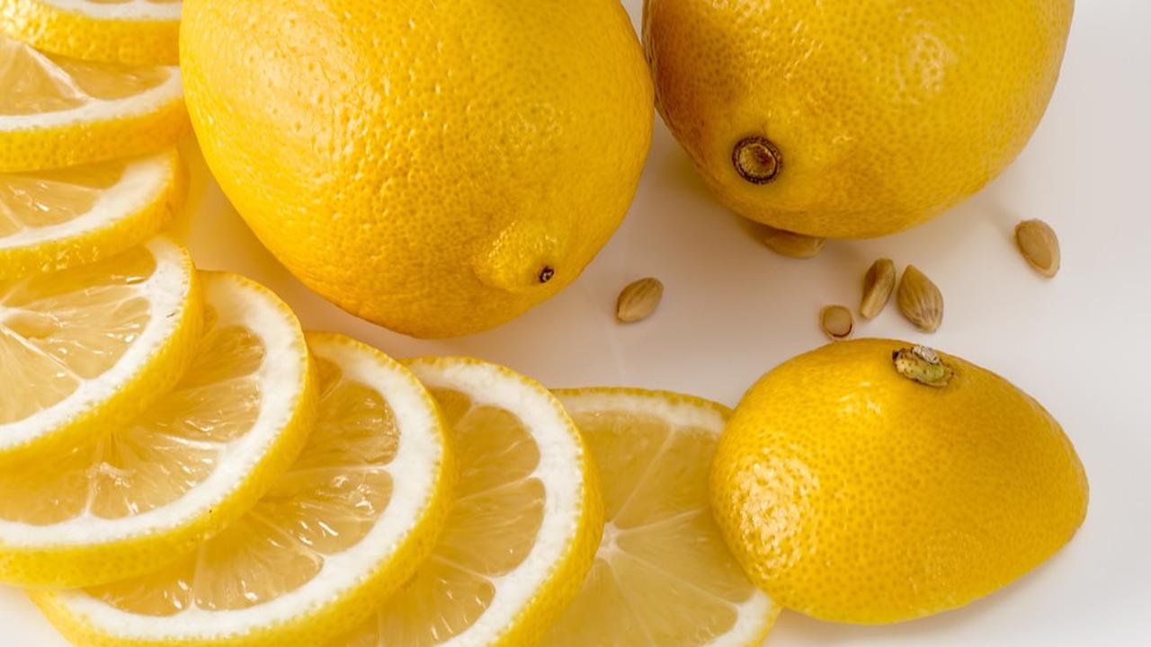 Lebih Baik Air Lemon Hangat atau Dingin, Ketahui Fakta dan Manfaatnya