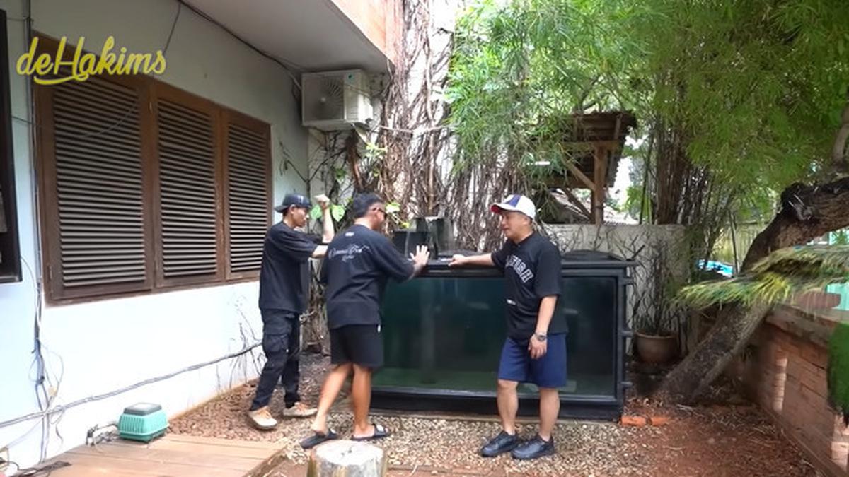 7 Potret Kolam Ikan di Rumah Irfan Hakim, Ada yang di Tengah Tangga
