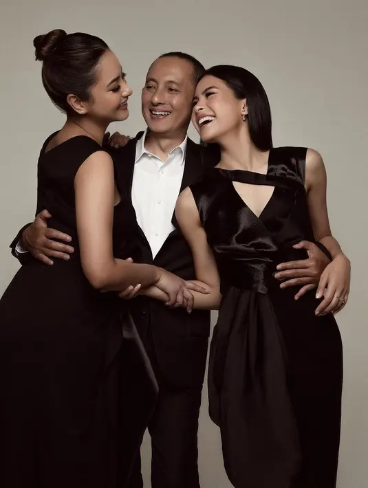 Foto sang ayah yang kenakan setelan jas semi formal, kakak beradik ini seolah menjadi Dad's Angel [@maudyayunda]