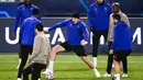 Penyerang Istanbul Basaksehir, Enzo Crivelli (tengah) mengontrol bola selama sesi latihan di Paris (7/12/2020). Istanbul Basaksehir akan bertanding melawan PSG pada grup H Liga Champions di Stadion Parc des Princes. (AFP/Franck Fife)