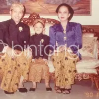 Mario Teguh tampak bahagia bersama Kiswinar kecil. (Istimewa)