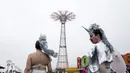 Dua orang pengunjung mengenakan kostum bertema putri duyung mengikuti Parade Mermaid 2017 di Coney Island, New York City (17/6). Acara yang digelar setiap tahun ini menarik jumlah peserta dan wisatawan. (Alex Wroblewski/Getty Images/AFP)