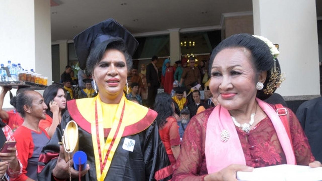 Wajah semringah Mami Yuli lulus S2 dengan IPK 3,85
