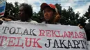 Nelayan saat mengelar demo menolak reklamasi teluk Jakarta di depan kantor DPRD DKI Jakarta, Selasa (1/3). Mereka menyampaikan kekhawatirannya terhadap reklamasi yang bisa menyulitkan mencari ikan. (Liputan6.com/Gempur M Surya)