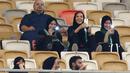 Suporter wanita klub Al-Ahli asal Arab Saudi antusias menyaksikan laga timnya melawan Al-Batin pada Saudi Pro League di King Abdullah Sports City, Jeddah, (12/1/2018). Arab Saudi untuk pertama kalinya mengizinkan wanita menonton di stadion. (AFP/STRINGER)