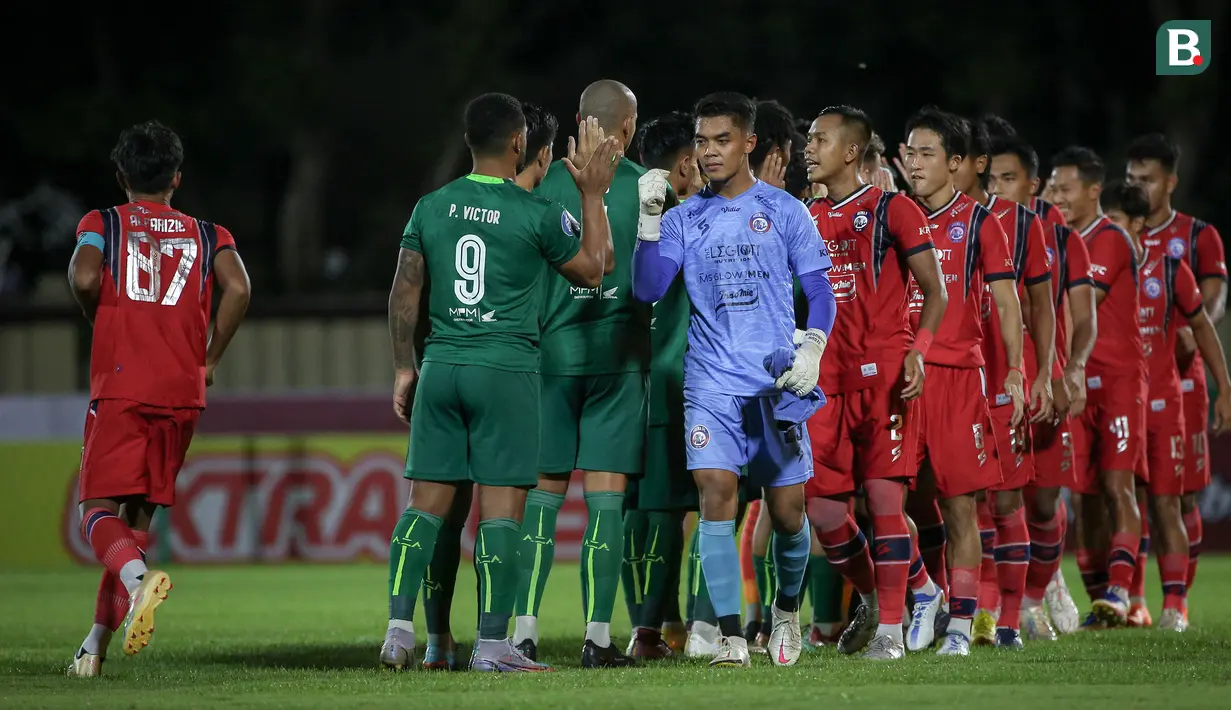 Para pemain Persebaya Surabaya dan Arema FC bersalaman sebelum dimulainya laga lanjutan pekan ke-33 BRI Liga 1 2022/2023 di Stadion PTIK, Jakarta, Selasa (11/04/2023). (Bola.com/Bagaskara Lazuardi)