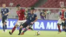 Pesepak bola Timnas Indonesia U-19  berusaha merebut bola pesepak bola Jepang U-19 pada laga uji coba babak kedua di Stadion Utama GBK, Jakarta, Minggu (25/3). Timnas Indonesia menelan kekalahan 1-4 dari Jepang U-19. (Liputan6.com/Angga Yuniar)