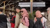 Seorang pejalan mengungkap cara membeli tiket kereta murah tujuan Jakarta ke Bandung yaitu dengan menggunakan Kereta Api Cikuray yang tarifnya hanya Rp45 ribu saja. (Dok: TikTok @auliaasitaa)