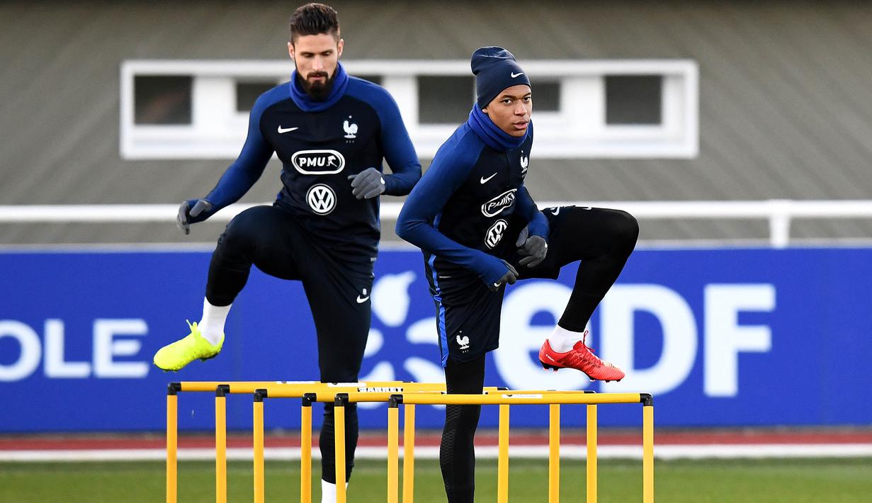 Striker Prancis, Kylian Mbappe dan Olivier Giroud, tampak serius saat mengikuti sesi latihan jelang laga persahabatan di Paris, Selasa (7/11/2017). Prancis akan berhadapan dengan Jerman dan Wales. (AFP/Franck Fife)
