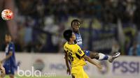 Pemain Persib Bandung, Erick Weeks (kanan) berduel dengan pemain Mitra Kukar, Muhammad Bahtiar pada babak delapan besar Piala Presiden 2017 di Stadion Manahan, Solo. Jumat (25/2/2017). (Bola.com/Nicklas Hanoatubun)