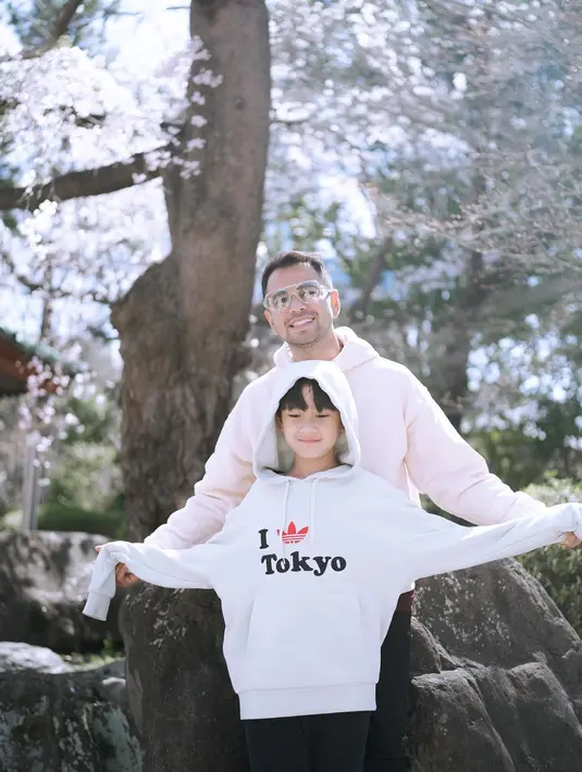 Rafathar, anak sulung Raffi-Nagita juga tak kalah memesona dengan tampilan kasualnya. Ia memilih mengenakan hoodie berwarna putih dengan motif tulisan yang sederhana, dipadu dengan celana panjang hitam, dan sneakers favoritnya. Foto: Instagram.