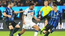 Gelandang Atalanta asal Brasil, Ederson, dijaga oleh gelandang Inter Milan asal Armenia, Henrikh Mkhitaryan, dan gelandang Inter Milan asal Albania, Kristjan Asllani selama pertandingan sepak bola semifinal Piala Super Italia antara Inter Milan dan Atalanta di Taman Al-Awwal di Riyadh pada 2 Januari 2025.Fayez NURELDINE / AFP
