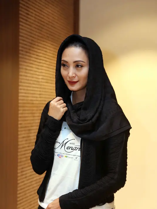 Saat Della hadir dalam Gala Premiere Film Surga Menanti di XXI Epicentum, Kuningan, Jakarta Selatan, Senin (30/5) malam mengaku bahwa ia selektif dalam memilih peran. (Nurwahyunan/Bintang.com)