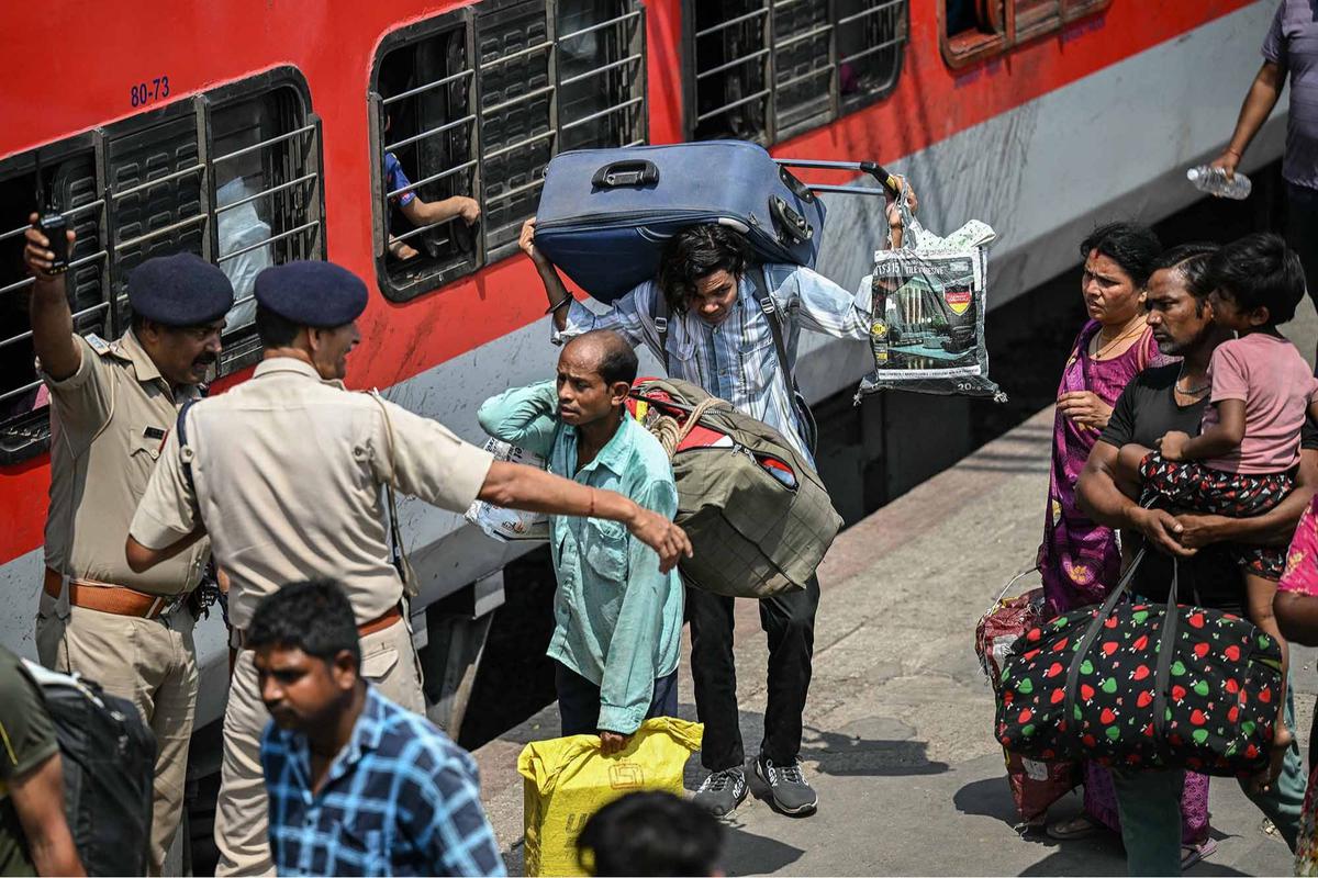 FOTO: Konflik India-Pakistan Memanas, Warga Panik Mengungsi KeTempat Aman