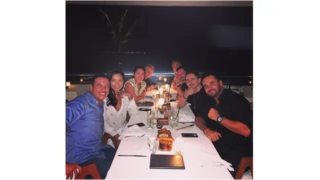 Saat makan malam bersama teman-temannya di Bali.