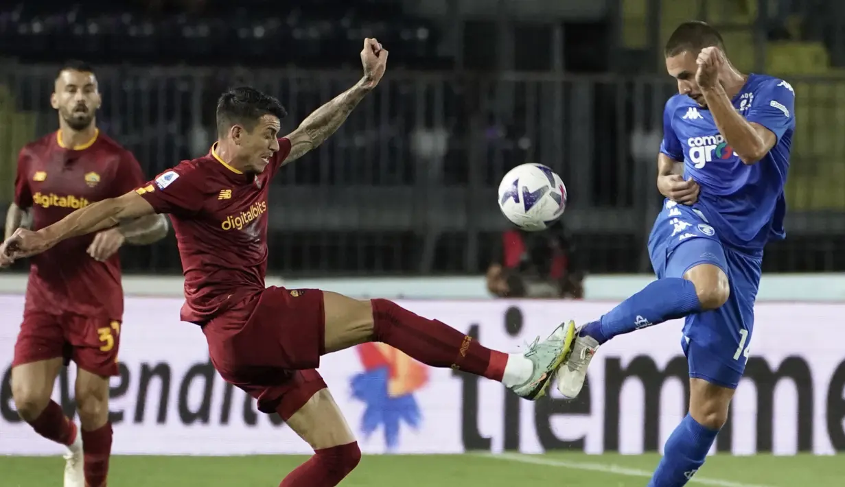 Penyerang Empoli Marko Pjaca berebut bola dengan bek AS Roma Roger Ibanez  dalam partai Serie A 2022/2023 giornata 6 di Stadio Carlo Castellani, Selasa (13/9/2022) dini hari WIB. Duel Empoli vs Roma berakhir dengan skor 2-1 untuk kemenangan Serigala Ibu Kota --julukan AS Roma.  (Marco Bucco/LaPresse via AP)