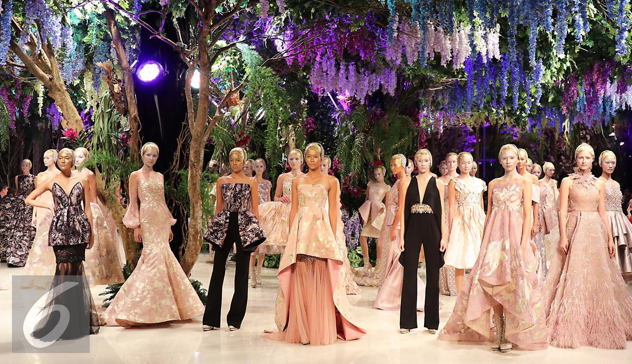 Sejumlah model membawakan busana rancangan Sebastian Gunawan  bertema "A Midsummer Night's Dream" di Jakarta, Kamis (19/11). Tian Gunawan menampilkan 80 rancangan busana dari lini utamanya. (Liputan6.com/Herman Zakharia)