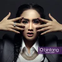 Dalam urusan karier, Cita Citata mulai melebarkan sayabnya. Penyanyi berdarah Sunda itu merekam single terbarunya di negeri Paman Sam. Single NY Cita atau NYC bergenre dangdut bercampur R&B. (Bambang E. Ros/Bintang.com)
