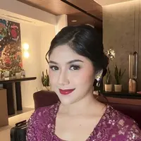 Rambutnya pun ditata dengan gaya sanggul modern dengan menyisakan sedikit poni samping. Sanggul pun dihiasi dengan tusuk konde keemasan. [@erinagudono]