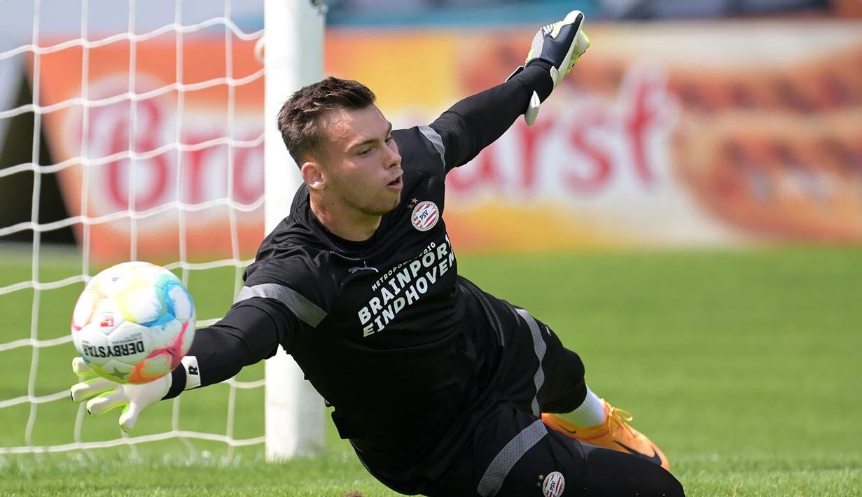 Kjell Peersman. Kiper berusia 18 tahun ini baru saja dipromosikan ke tim senior PSV dari tim U-21 pada awal musim 2022/2023. Namun ia sama sekali belum diturunkan di Eredivisie musim ini dan baru bermain bersama tim U-21 di Divisi II Liga Belanda sebanyak 6 laga dengan torehan 1 kali clean sheet dan kebobolan 10 gol. Sementara bersama Timnas Belgia ia baru melakukan debut dengan tim U-18 pada 28 Maret 2022. (psv.nl)