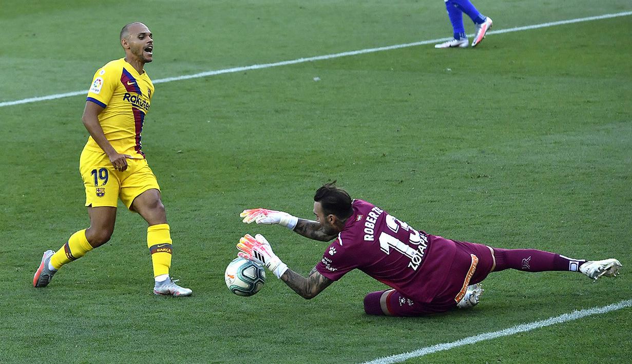 Kiper Alaves, Roberto, menangkap bola saat melawan Barcelona pada laga La Liga di Stadion Mendizorroza, Minggu (19/7/2020). Barcelona menang dengan skor 5-0. (AP/Alvaro Barrientos)