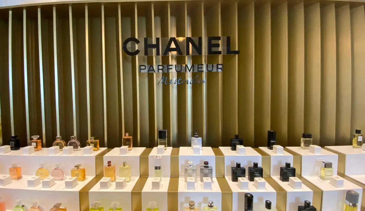 <p>Seluruh material dasar dari beragam varian produk wewangian dari Chanel begitu unik. Berasal dari sebuah daerah bernama Grasse, yang terletak di area Prancis Selatan. Di tempat inilah keajaiban racikan aroma yang unik dan spesial dibuat. / Foto: Adinda Tri Wardhani - Fimela.com.</p>