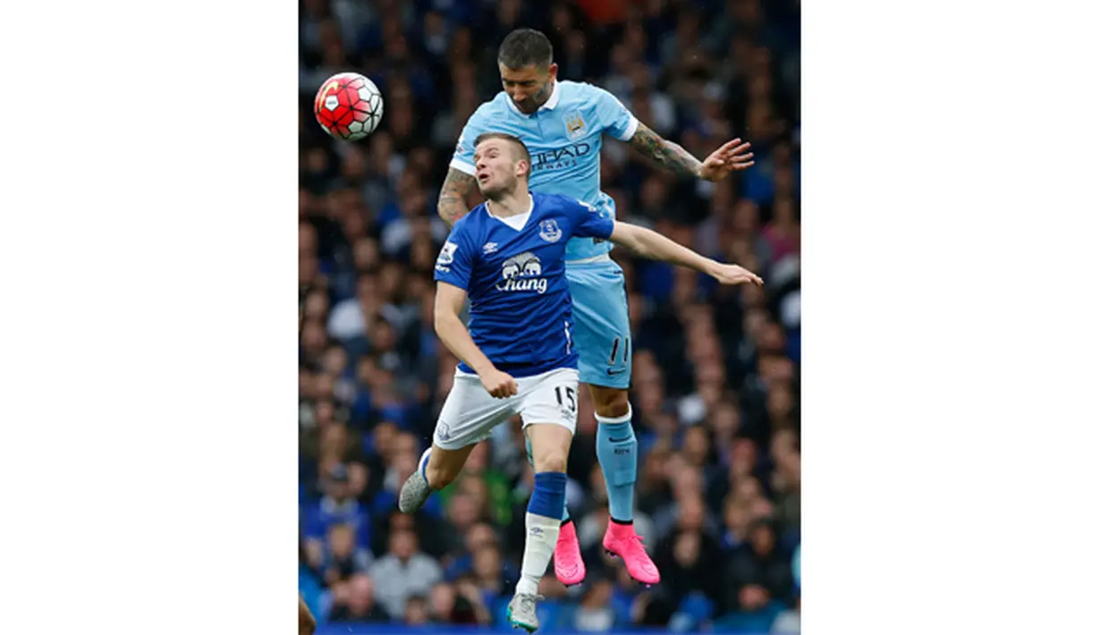 Pemain Manchester City, Aleksandar Kolarov duel udara dengan pemain Everton, Tom Cleverley pada laga Liga Premier Inggris di Stadion Goodison Park, Inggris, Minggu (24/8/2015). City berhasil menaklukan Everton 2-0. (Reuters/Andrew Yates)