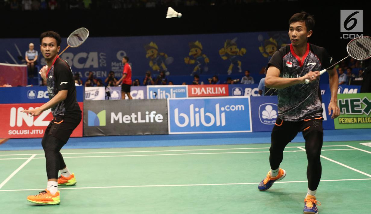 Ganda Putra Indonesia, Mohammad Ahsan/Rian Agung Saputro mengembalikan kok ke arah K Kedren/D Puavaranukroh (Thailand) di babak pertama Indonesia Open 2017, Jakarta, Rabu (14/6). M Ahsan/Rian kalah 21-19 17-21 21-18. (Liputan6.com/Helmi Fithriansyah)