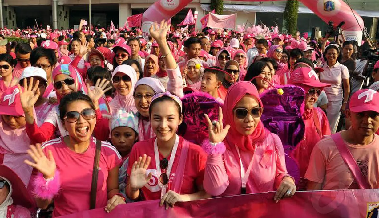 Para survivor atau pejuang kanker payudara di Jakarta yang tergabung dalam Lovepink, mengadakan parade Goes Pink dengan berjalan santai di sepanjang Thamrin (Liputan6.com/Miftahul Hayat)