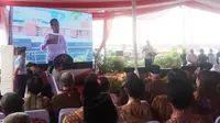 Presiden RI Joko Widodo membagikan sertifikat tanah ke warga Sumsel (Liputan6.com / Nefri Inge)