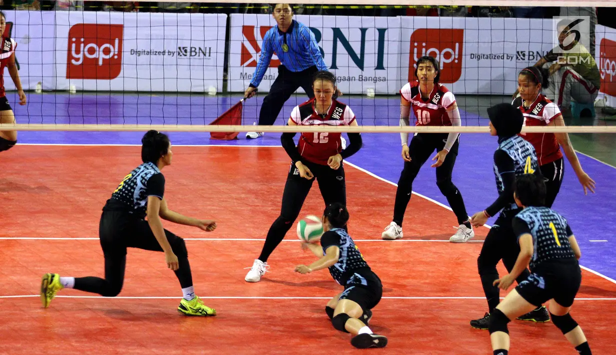 Tim PB Voli AD (PBVAD) menahan bola voli Tim Wahana Express Group (WEG) pada final turnamen Danjen Kopassus Open Volleyball Tournament, di GOR Nanggala, Minggu (08/4). WEG mengalahkan PB Voli AD (PBVAD) Putri, tiga set langsung. (Liputan6.com/Johan Tallo)