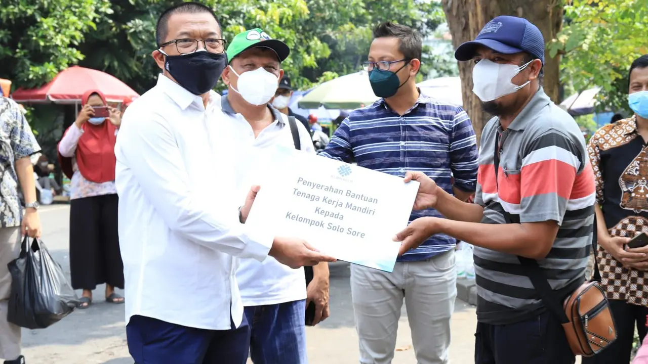 Kemnaker memberikan bantuan program Tenaga Kerja Mandiri (TKM) kepada para pedagang kaki lima (PKL) di seputar Stadion Manahan, Kota Surakarta, Jawa Tengah, Minggu (8/8/2021).